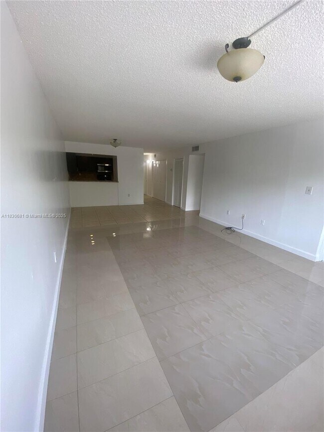 Building Photo - 6930 Miami Gardens Dr