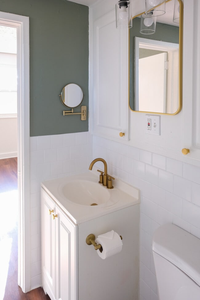 2A bathroom - West End Commons