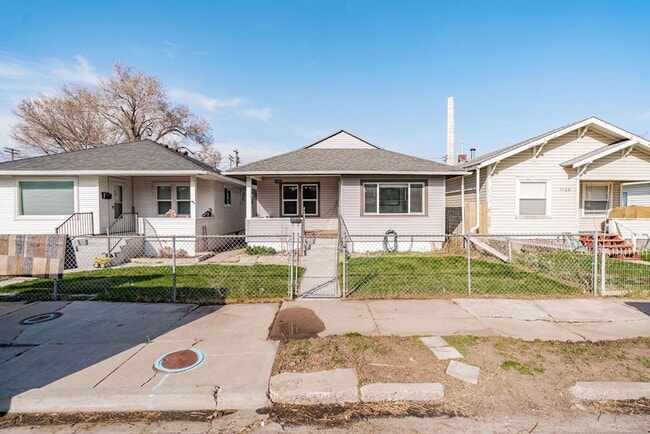 Building Photo - 3 bed 1 bath home recently renovated.