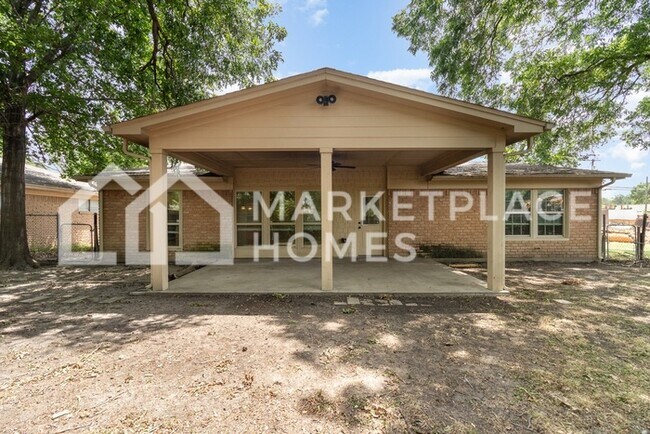 Building Photo - 2801 Fairbrook St