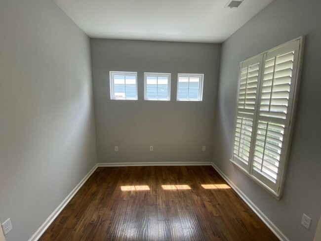 Building Photo - Introducing a stunning Condo with a coasta...