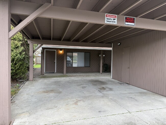 Building Photo - Fully Remodeled 2 Bedroom Unit- Available for Immediate Move In