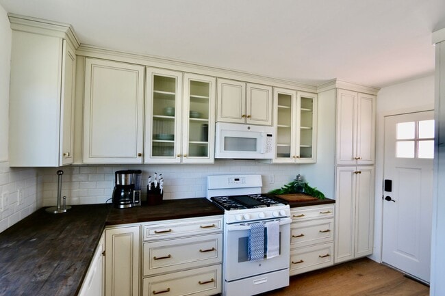 Building Photo - NEWLY Designed & Furnished Modern Farmhous...