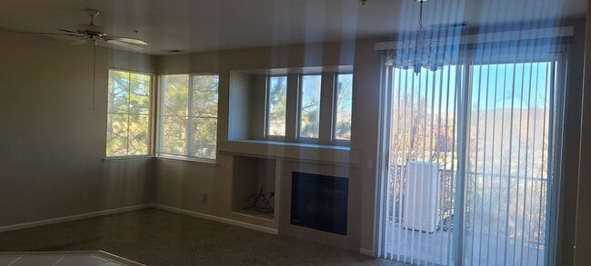 Building Photo - Amazing Wingfield Condo!