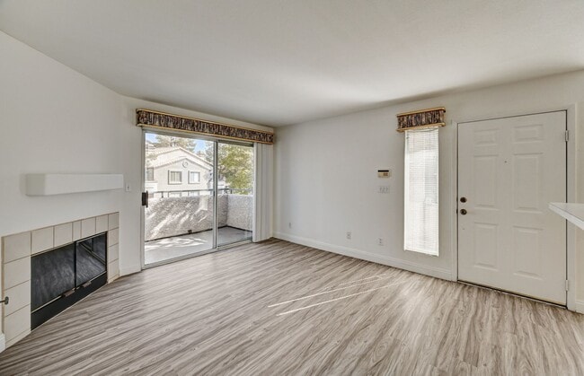Building Photo - Great 2 bedroom 2 bathroom upstairs condo!