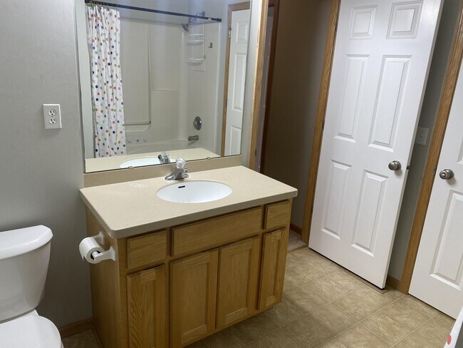 Building Photo - 860 Independence Dr