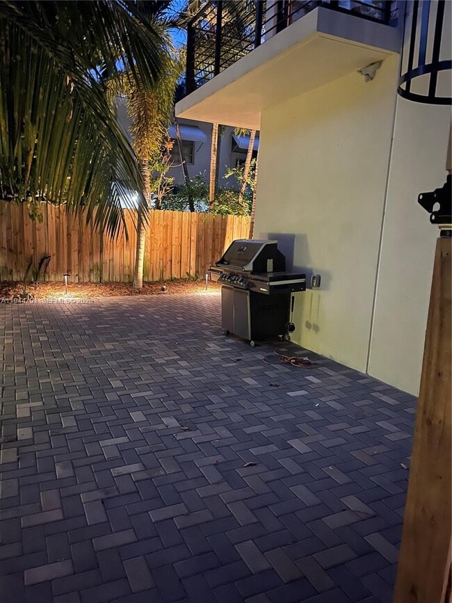 Building Photo - 909 NE 16th Terrace