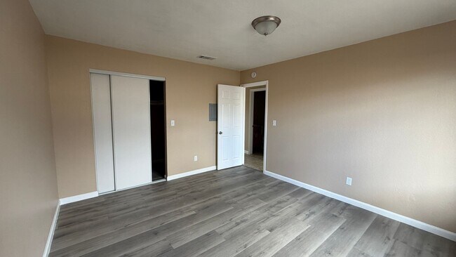 Building Photo - 1447 Pumalo St E
