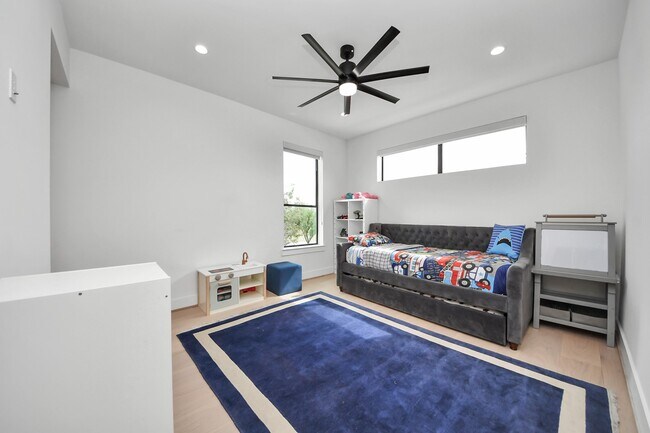 Building Photo - 5327 S Braeswood Blvd