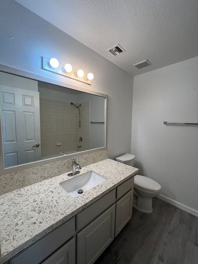 Building Photo - 4 BEDROOM POOL HOME!