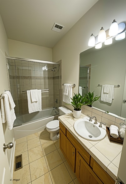 Building Photo - 2800 Aurora Ave