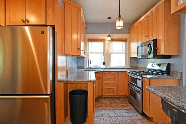 Building Photo - Beautiful 4-bedroom 2.5-bathoom - Great Lo...