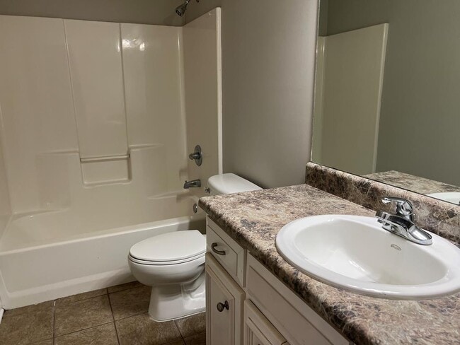 Building Photo - 112 Oakwood Ct