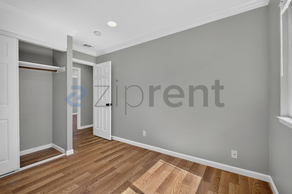 Building Photo - Unit