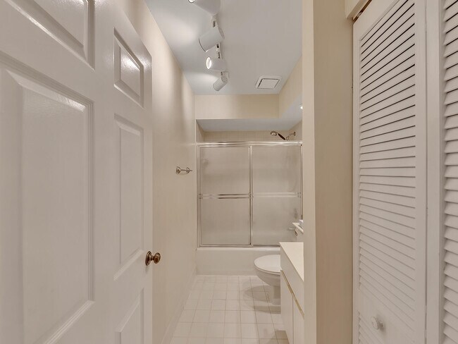 Building Photo - 7747 Villa Nova Dr