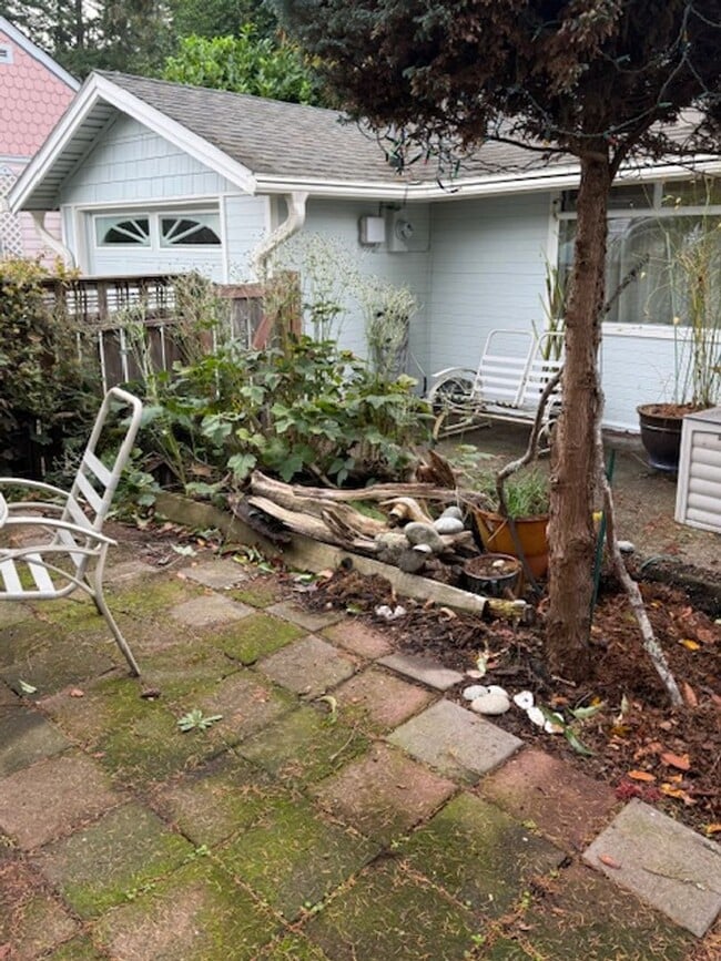 Building Photo - Charming Short Term Craftsman in Sunny Coq...