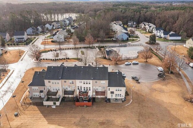 Building Photo - Gorgeous End Unit Townhome in Wake Forest