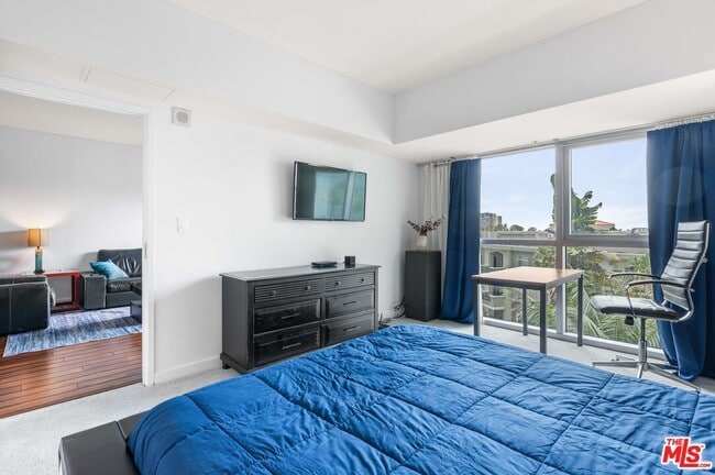 Building Photo - 13700 Marina Pointe Dr