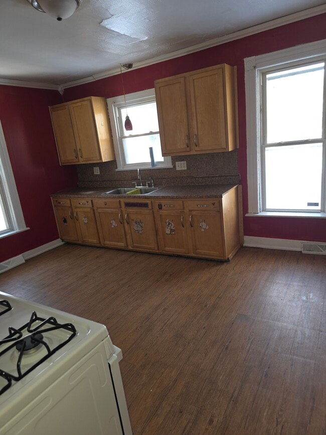 Building Photo - 934 W 11th St