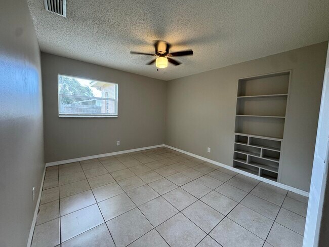 Building Photo - 3594 Almar Rd
