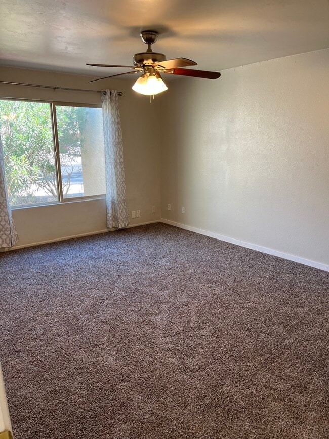 Building Photo - 517 W Duke Dr