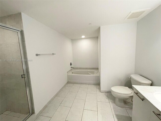 Building Photo - 950 Brickell Bay Dr