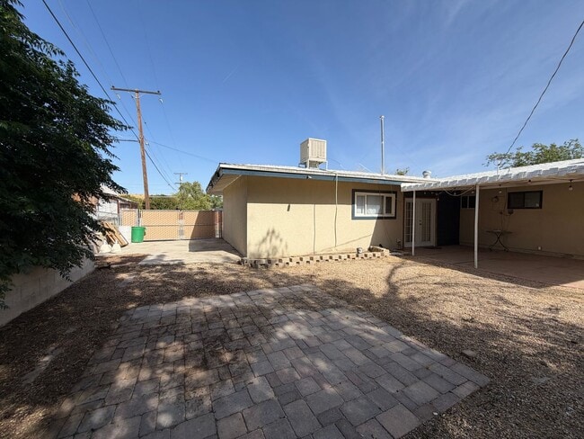 Building Photo - 3 Bedroom 2 Bathroom House on Corner Lot with 2 Car Garage Locate din Irwin Estates