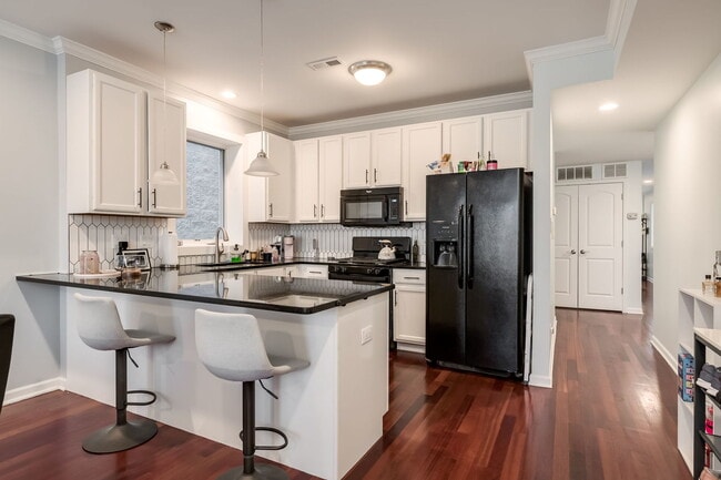 Building Photo - 6641 W Belmont Ave