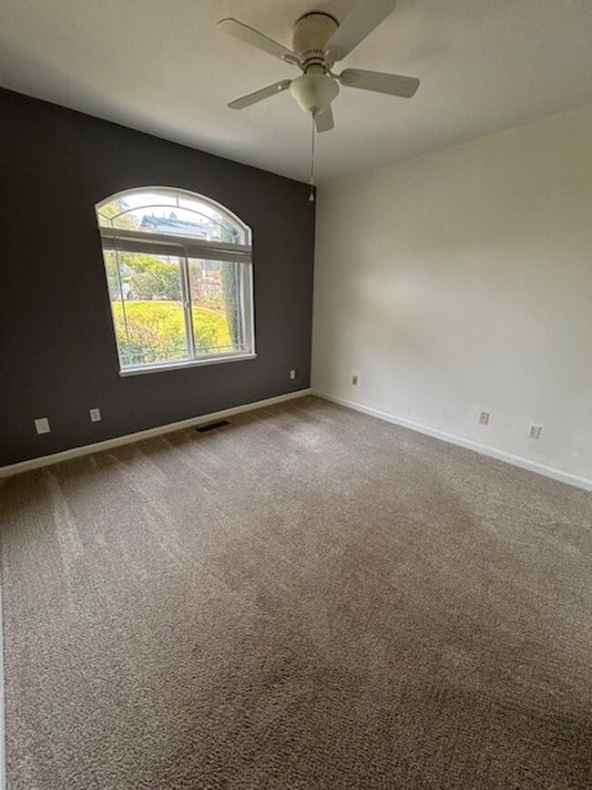 Building Photo - Three bed, two bath unit conveniently located off of Bell Road!