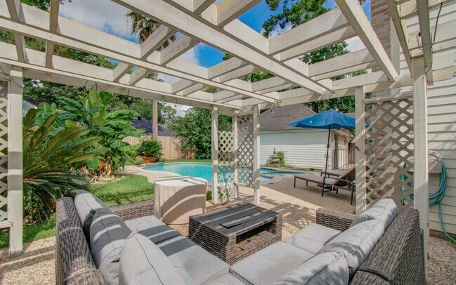 Building Photo - 18307 Forest Elms Dr