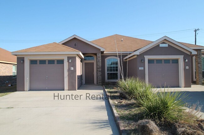 Building Photo - Spacious Duplex!