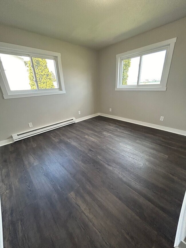 Building Photo - Recently Renovated 2 Bedroom Apartment