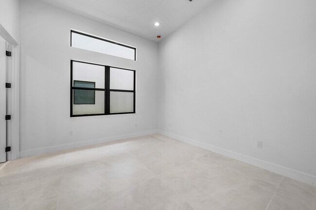 Building Photo - 9516 Riverside Pk Dr