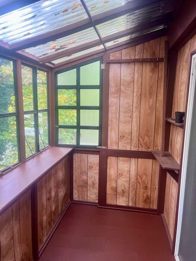 Building Photo - Single level top floor 1 bed Flat w/Covere...