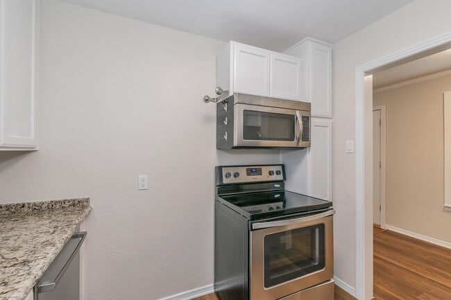 Building Photo - Recently updated 2-bedroom duplex in the desirable Ridglea area.