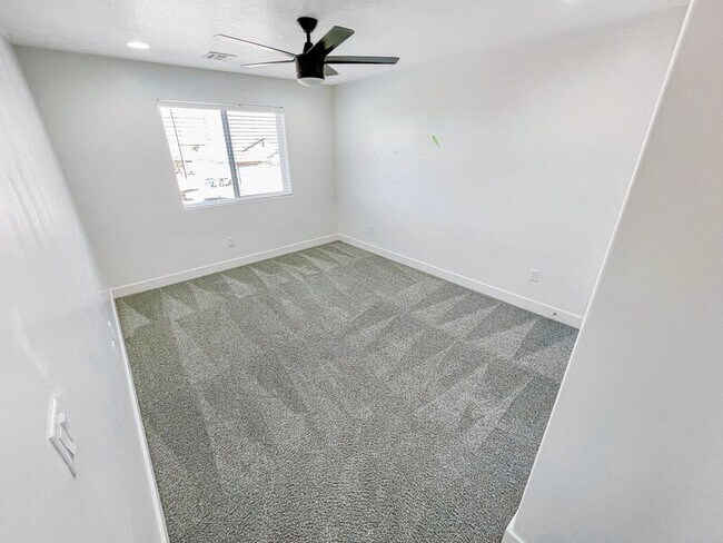 Building Photo - 3298 E Crimson Ridge Dr