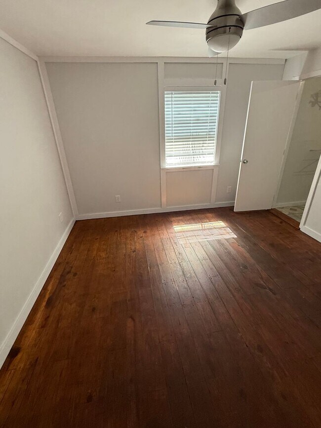 Building Photo - 2/1 Florida charm home in the heart of Palm Springs!