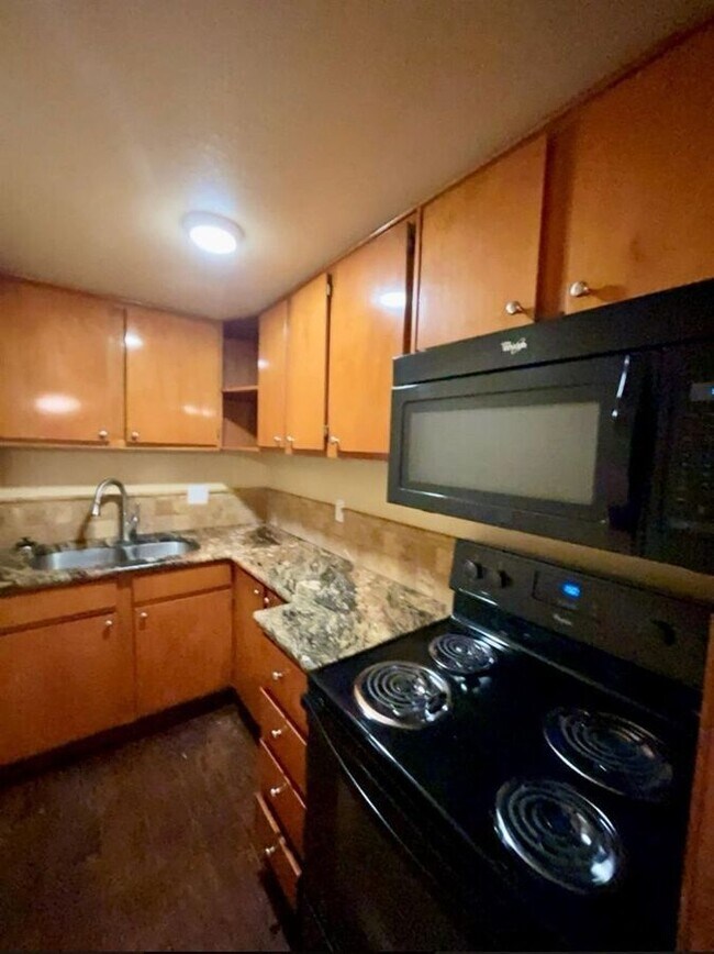 Building Photo - 625 Red Bud Lane-14