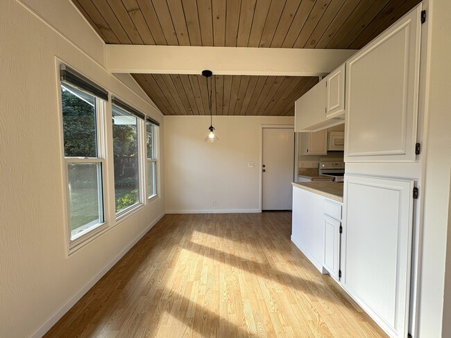 Building Photo - Charming Palo Alto Home with Beautiful Landscaping!