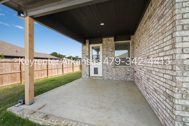 Building Photo - Bright, Open & Beautifully Designed 3-Bedroom Home