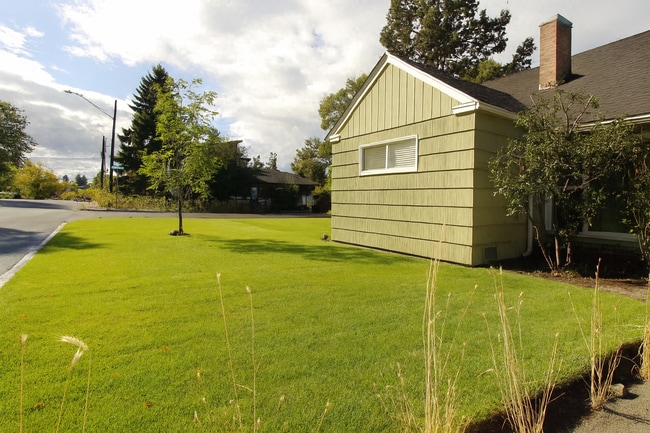 Building Photo - Charming Bend Home with Spacious Bonus Roo...