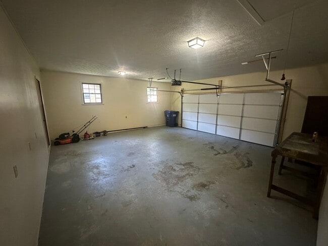 Building Photo - Charming 3 Bedroom, 2 Bathroom Home in Lenlock!