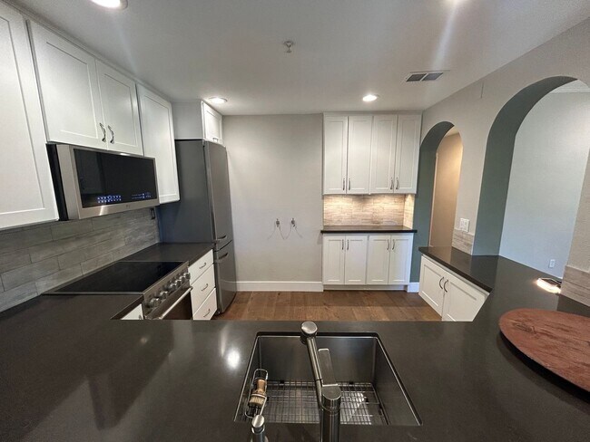 Building Photo - Beautiful 2 Bed, 2 Bath Single Story Condo...