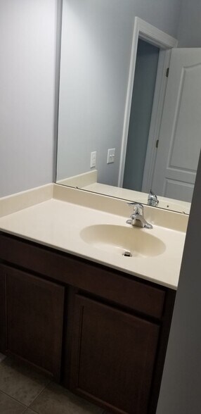 Building Photo - 2000 Fountainview Cir