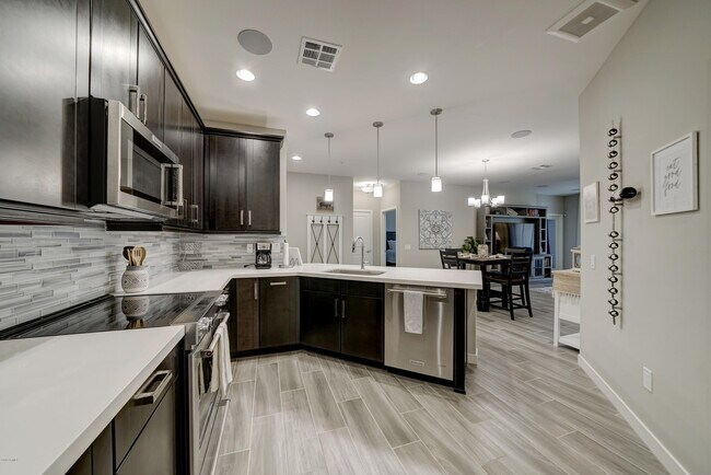 Building Photo - 2511 W Queen Creek Rd
