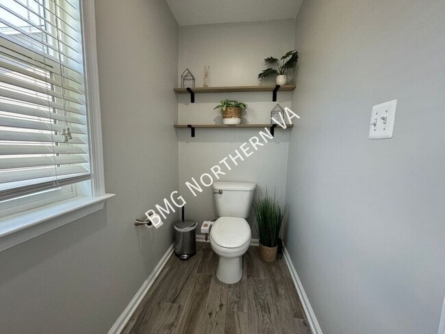 Building Photo - 8930 Kingbird Ct