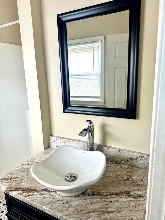 Building Photo - Renovated Germantown House in Great Location