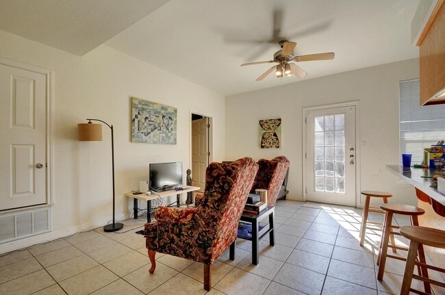 Building Photo - West Campus Gem!!!