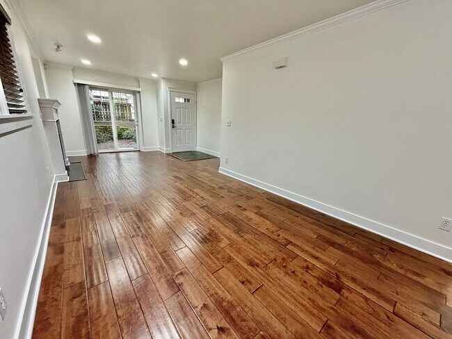 Building Photo - Urban Madison Valley three-bedroom townhome Available April 1st, 2026