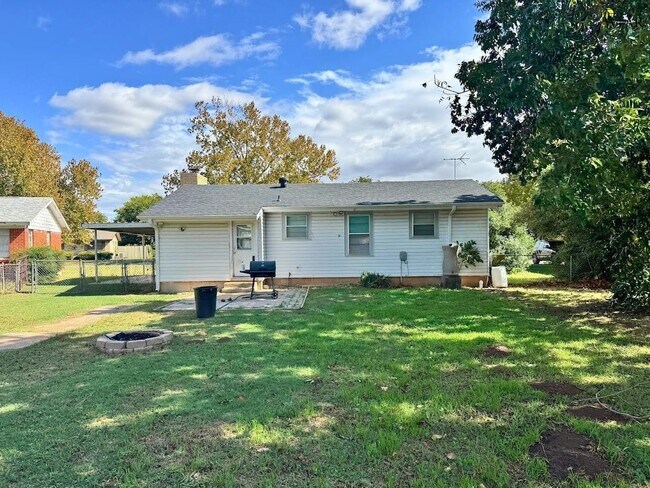 Building Photo - 405 Vaughn St